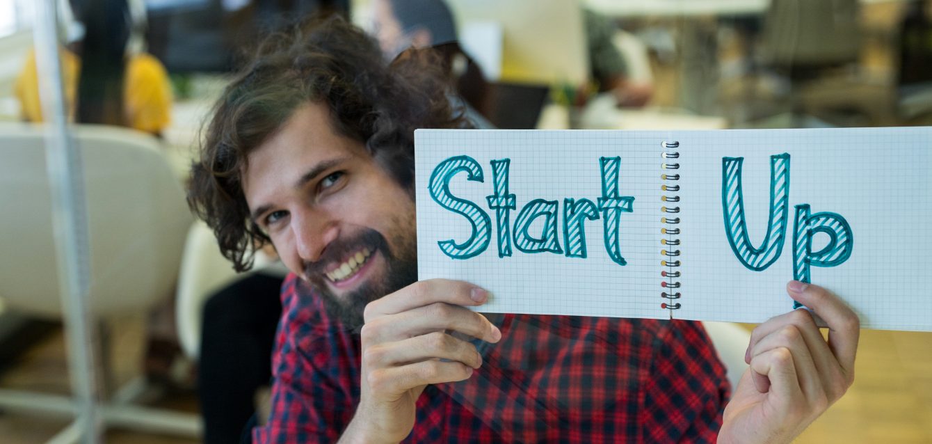 Investisseur discutant avec fondateur de startup tunisienne sur les opportunités de financement prévues par l’article 37 de la Loi de Finances 2024