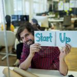 Investisseur discutant avec fondateur de startup tunisienne sur les opportunités de financement prévues par l’article 37 de la Loi de Finances 2024