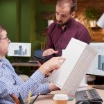 Calcul du retour sur investissement (ROI) d’un projet ERP avec graphique et icônes financières