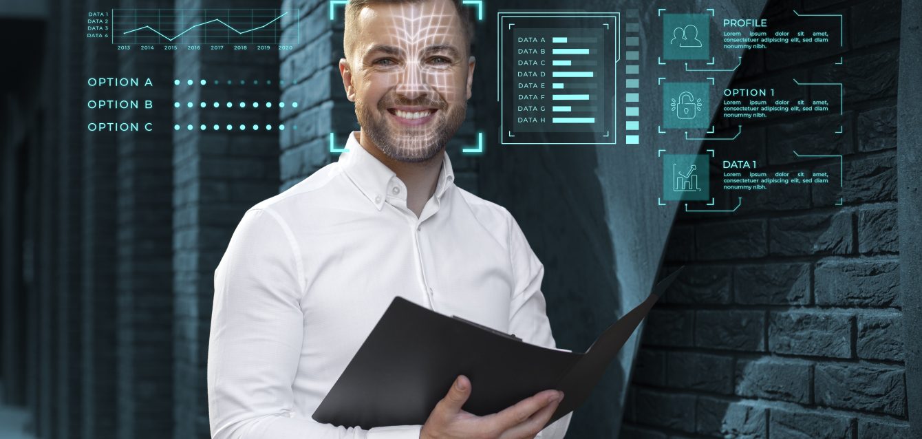 Intégrateur ERP travaillant sur la configuration d’un logiciel ERP pour connecter les solutions métiers d’une entreprise