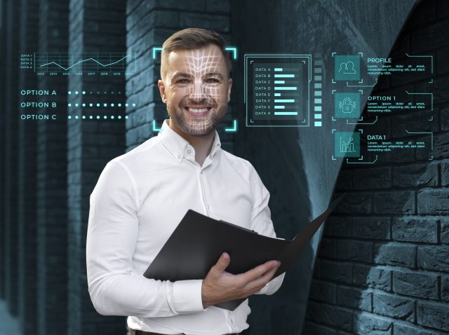 Intégrateur ERP travaillant sur la configuration d’un logiciel ERP pour connecter les solutions métiers d’une entreprise