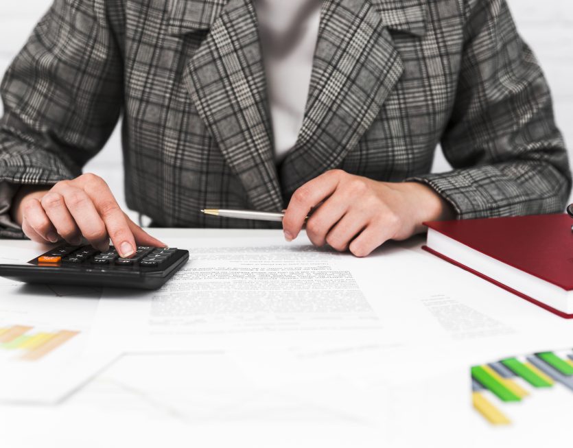 femme-d-affaires-travaillant-dans-un-bureau Logiciel de gestion fiscale et sociale, suivi des obligations et conformité légale