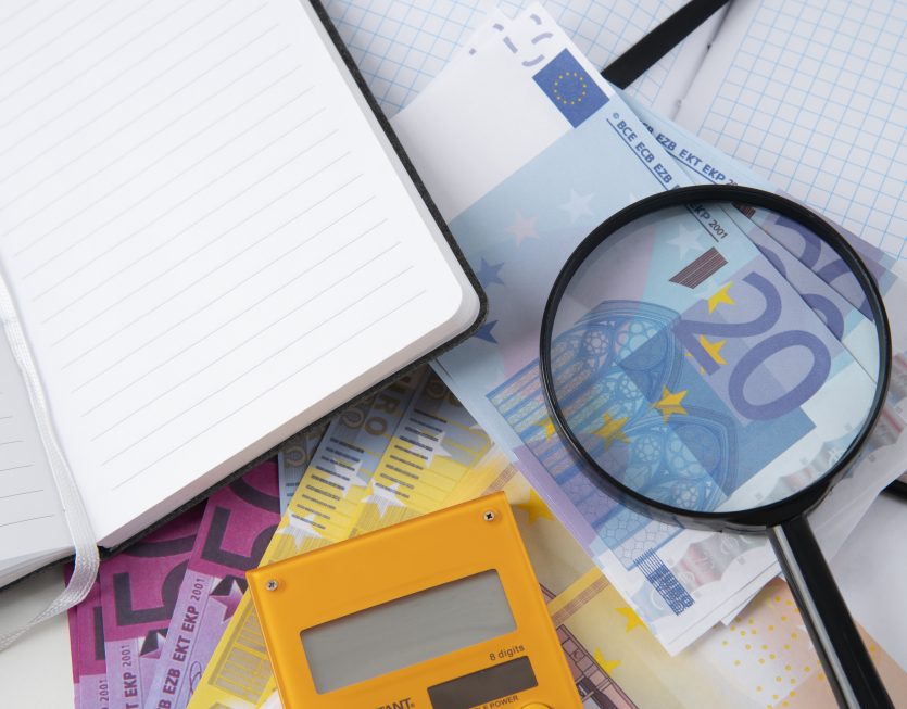 gros-plan-sur-les-objets-de-l-education-et-de-l-economie Athéna Conseil ERP déclaration fiscale et sociale, automatisation et sécurité des données