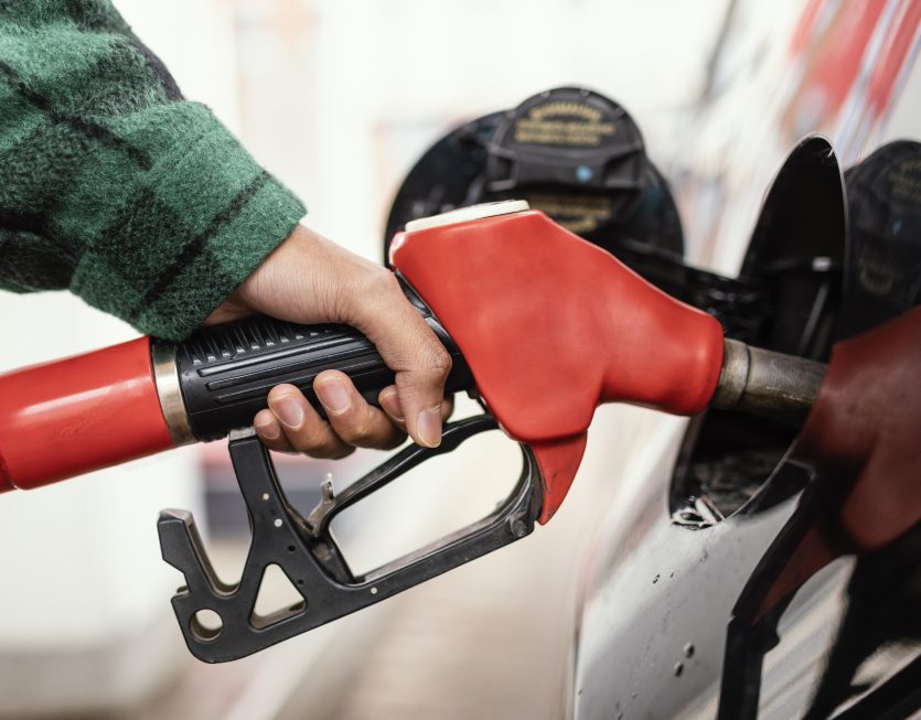 homme-a-la-station-service-avec-la-voiture-se-bouchent